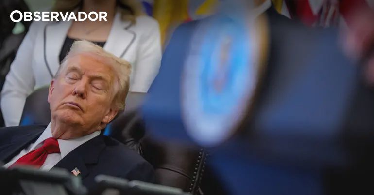 "Dozy Don". Fotos de Trump de olhos fechados geram polémica – Observador