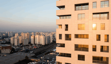 172 metros de altura, 50 andares e situado na Zona Leste da cidade