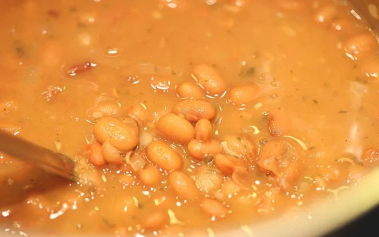 Pouca gente sabe, mas colocar esse tempero em pó na água do feijão pode melhorar a digestão e evitar gases