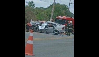 Homem morre e outro fica ferido em acidente entre três veículos, em Jaraguá do Sul