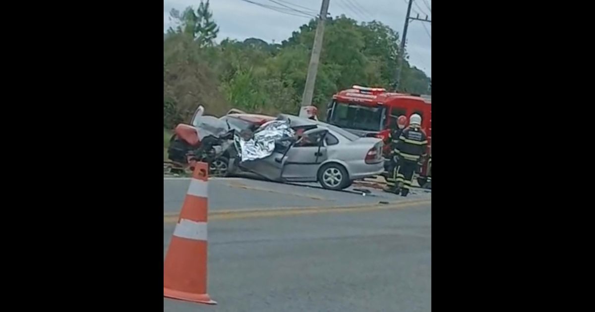 Homem morre e outro fica ferido em acidente entre três veículos, em Jaraguá do Sul