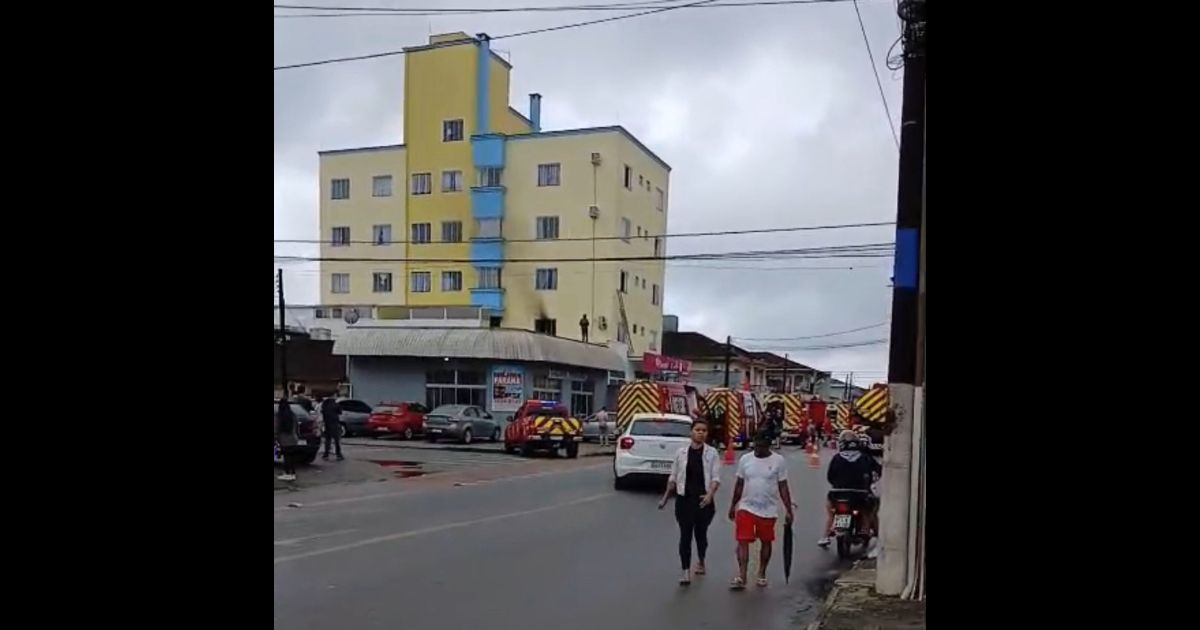 Incêndio em edifício residencial mobiliza equipes do Corpo de Bombeiros em Joinville