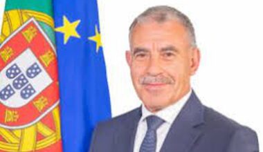 Governo desafia famílias portuguesas no estrangeiro a falarem português em casa