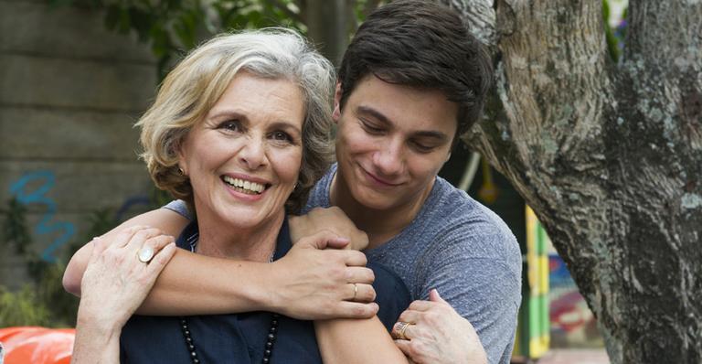 Irene Ravache e o neto, Cadu Libonati - Divulgação / Globo