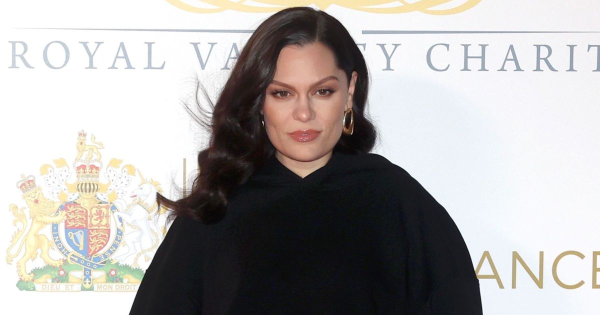Jessie J revela motivo de ter escolhido moletom preto em evento de gala