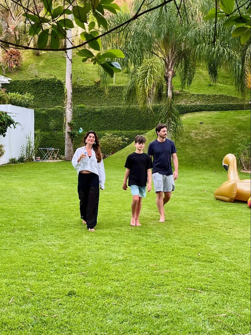 Lembra dela? Ex-Malhação, Joana Balaguer posa com a família — Foto: Reprodução/ Instagram