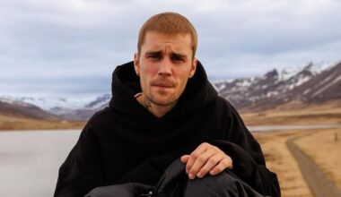 Justin Bieber sofre lesão e revela que sente dor ao cantar