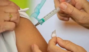 Infogripe: casos de SRAG recuam no país, mas vacinação ainda é essencial