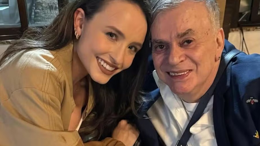 Larissa Manoela presenteia Walcyr Carrasco com item de luxo e autor reage: 'Gratidão e ternura'