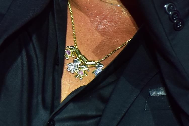 Leonardo usa colar em homenagem aos netos em show em Caldas Novas (GO)