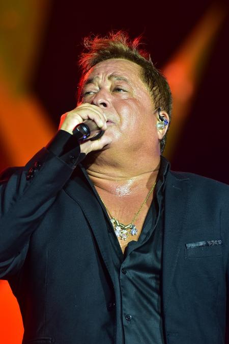 Leonardo usa colar em homenagem aos netos em show em Caldas Novas (GO)