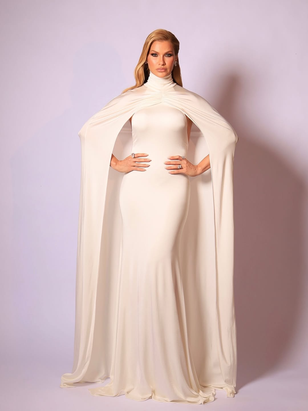 Andressa Suita escolhe look com capa para acompanhar Gusttavo Lima em evento