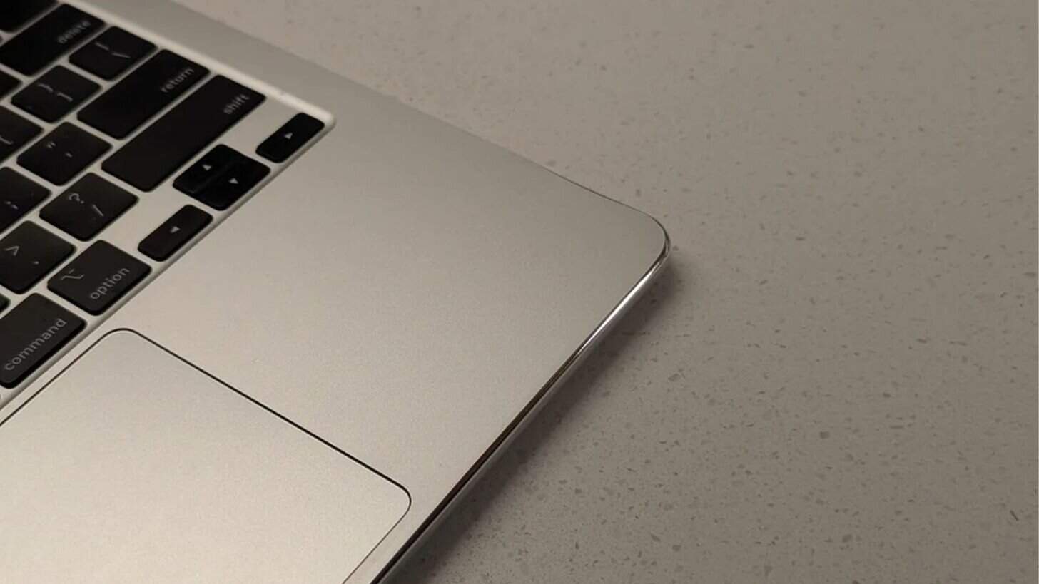 Dói-te os pulsos no MacBook Air? Na loucura, lixa o portátil!