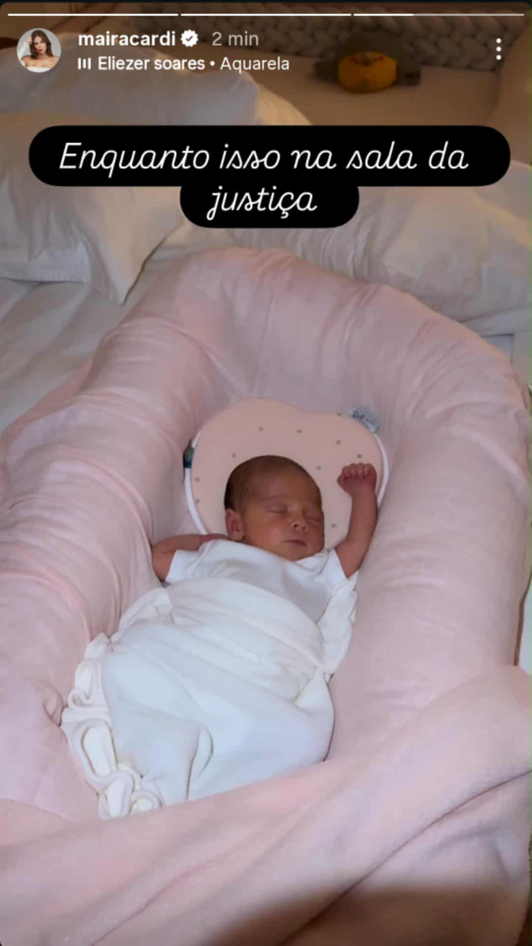 Maíra Cardi mostra a filha dormindo