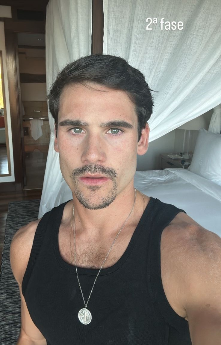 Nicolas Prattes caracterizado para 'Mania de você' — Foto: Reprodução