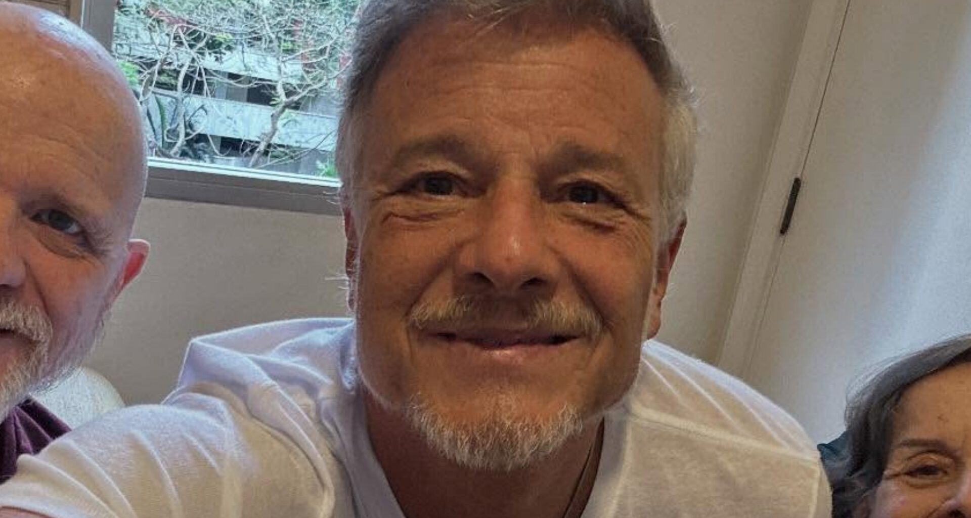 Marcelo Novaes com a mãe e o irmão