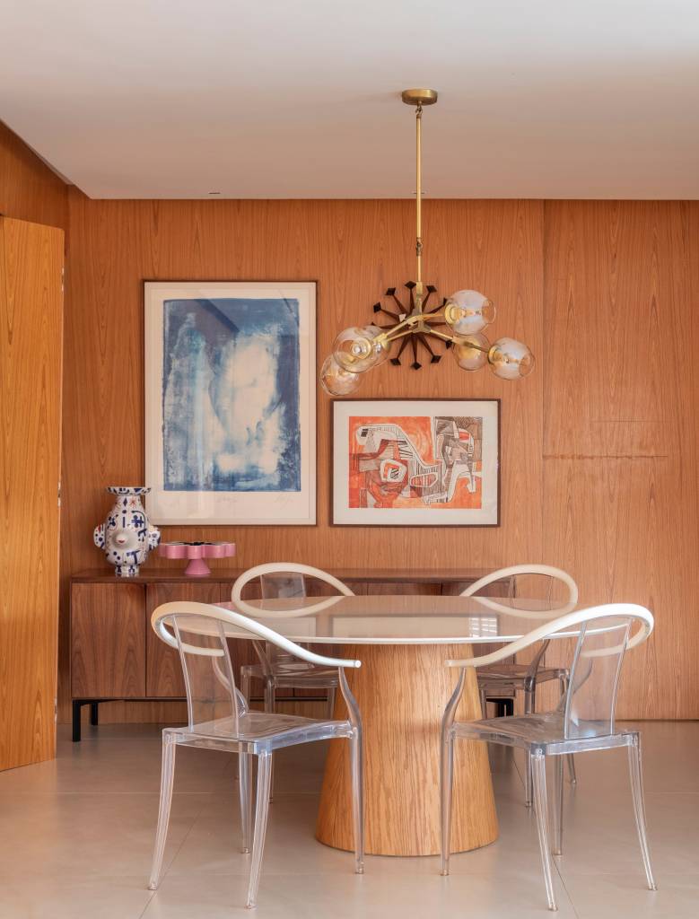 Marcenarias com acabamento em folha natural de Freijó dão ares modernos a este apê. Projeto de Dois Arquitetura.