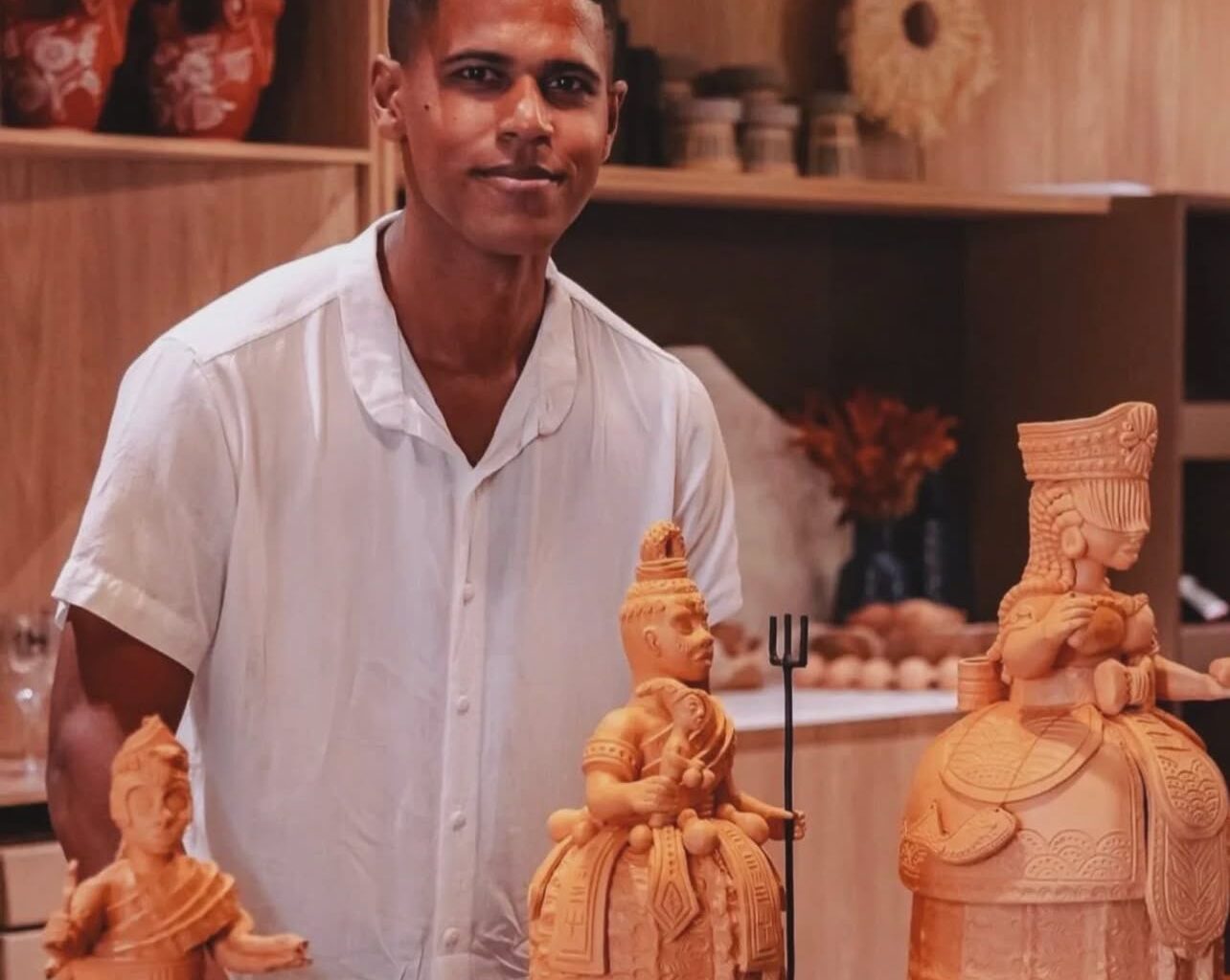 Artista de Maragogipinho ganha destaque ao ter escultura entregue a Maria Bethânia