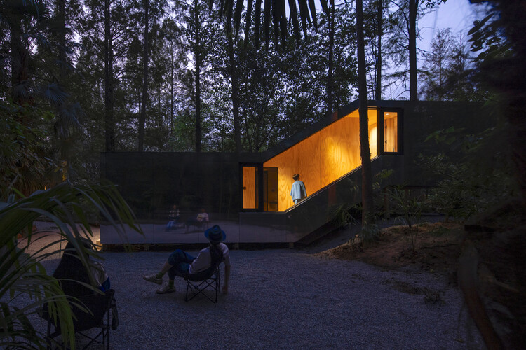 Mundo Wiki Merryda – Acampamento Secreto / Wiki World + Advanced Architecture Lab - Fotografia de Exterior, Madeira, Floresta