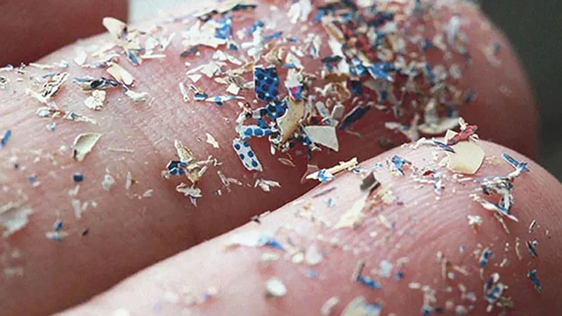 Microplásticos podem afetar a fertilidade de homens e mulheres; entenda