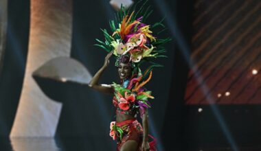 Miss Jamaica recebe alta após queda do palco no Miss Universo