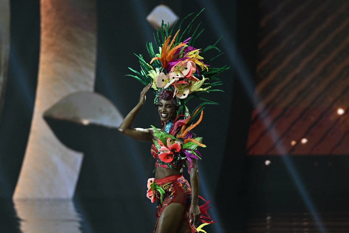 Miss Jamaica recebe alta após queda do palco no Miss Universo