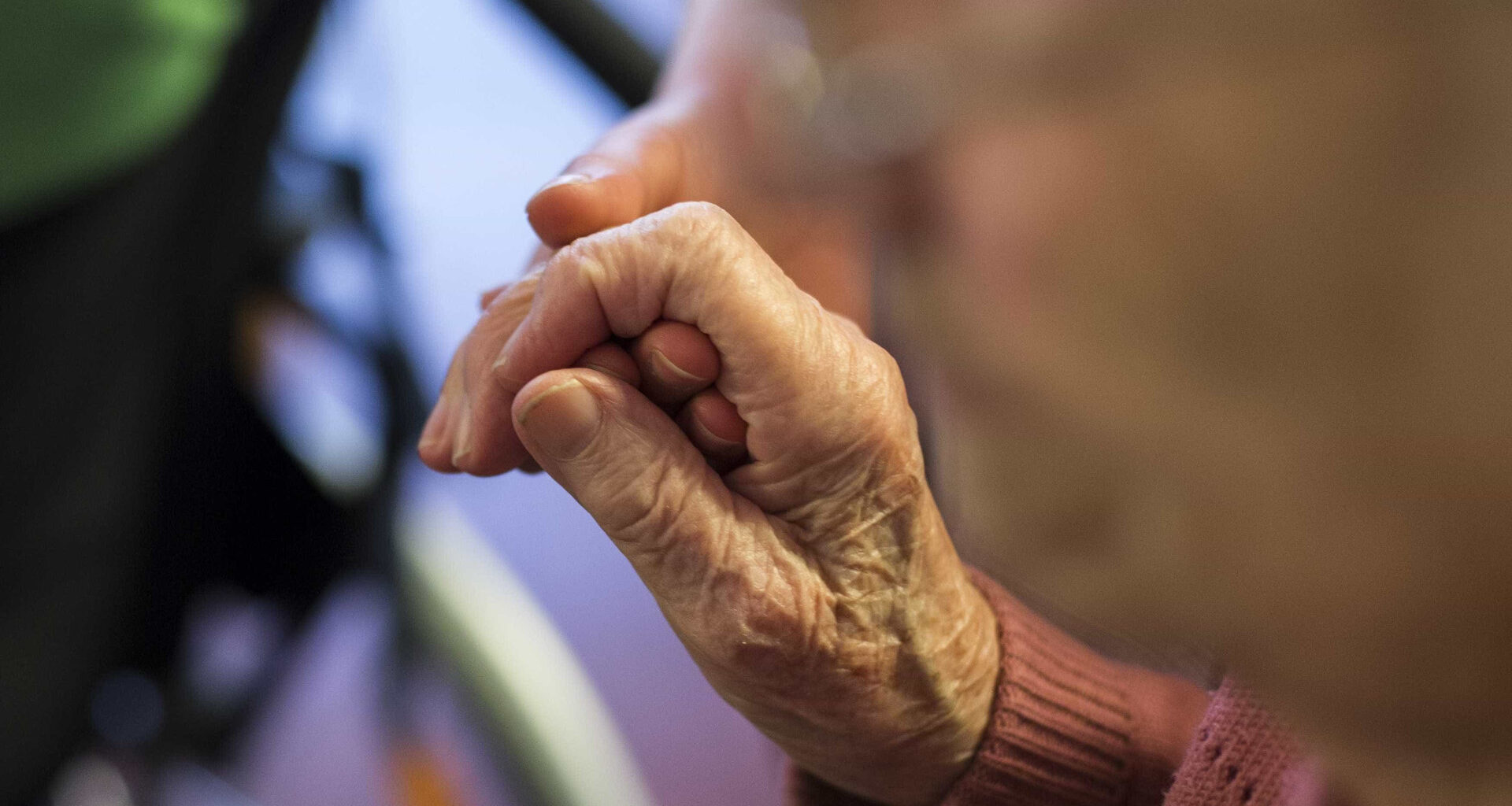 "Deixe-se ir". Cuidadora domiciliária tenta matar idosa com facada