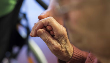 "Deixe-se ir". Cuidadora domiciliária tenta matar idosa com facada