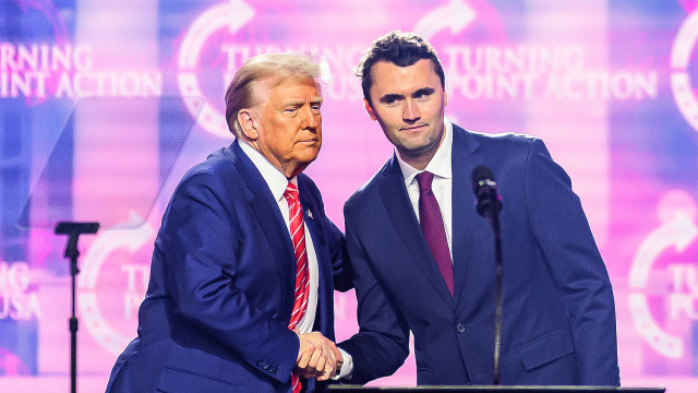 Quem era Charlie Kirk, o aliado de Trump morto a tiro num evento?