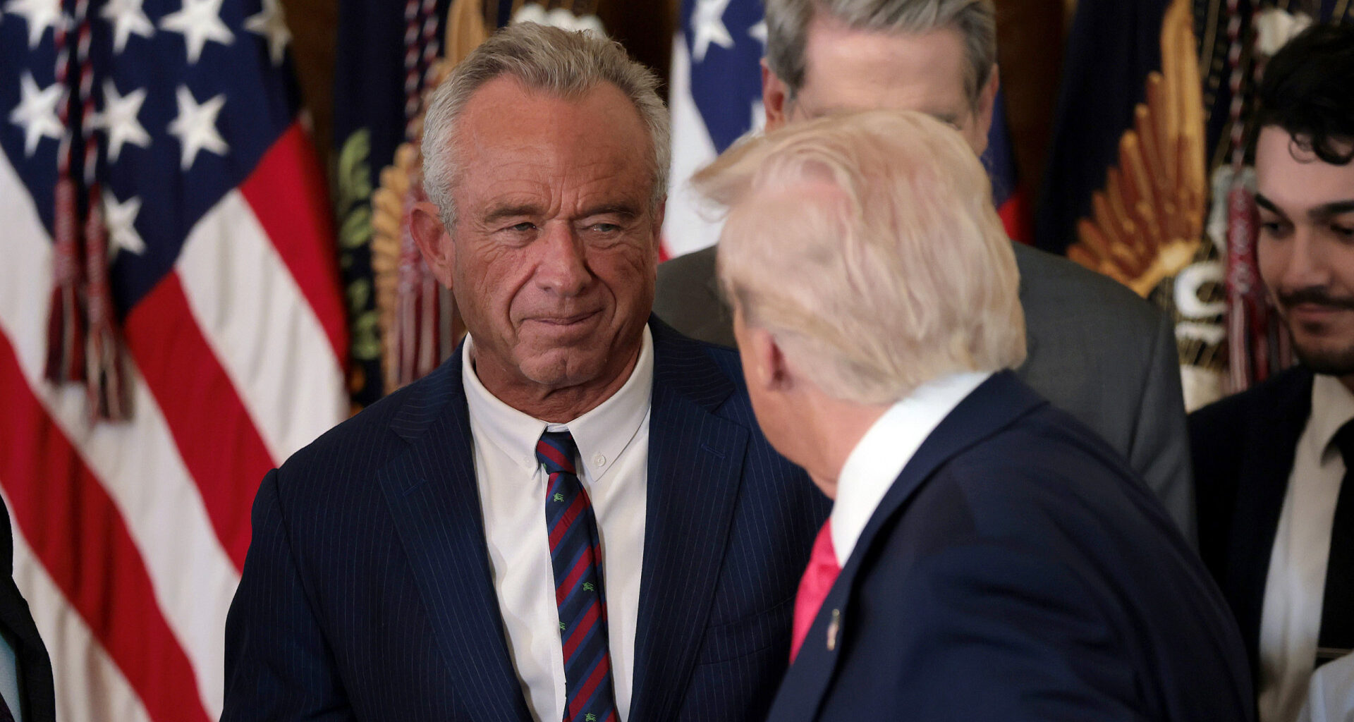 Paracetamol e autismo? Kennedy diz que alertou Trump para ser cauteloso