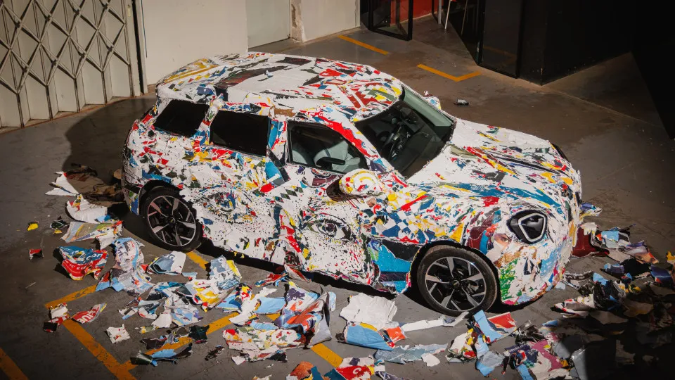 Vhils criou obra-de-arte urbana num Mini Aceman