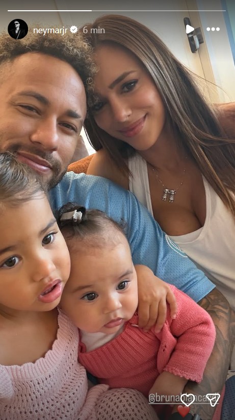 Neymar Jr e Bruna Biancardi com as filhas - Reprodução/Instagram @neymarjr