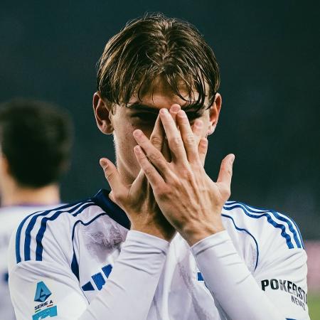 Nico Paz comemora gol marcado pelo Como no Campeonato Italiano