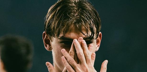 Nico Paz comemora gol marcado pelo Como no Campeonato Italiano