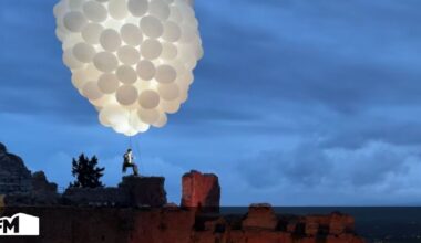 Noivo surpreende convidados ao chegar suspenso por balões em casamento