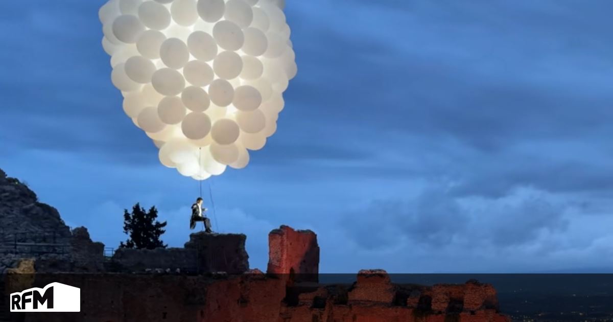 Noivo surpreende convidados ao chegar suspenso por balões em casamento