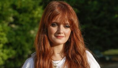 Carolina Deslandes - A colega de carteira da cantora na escola era uma cara conhecida. Saiba quem!