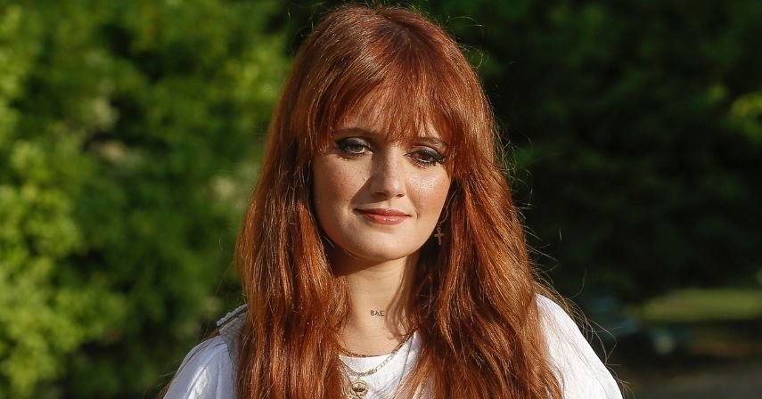 Carolina Deslandes - A colega de carteira da cantora na escola era uma cara conhecida. Saiba quem!