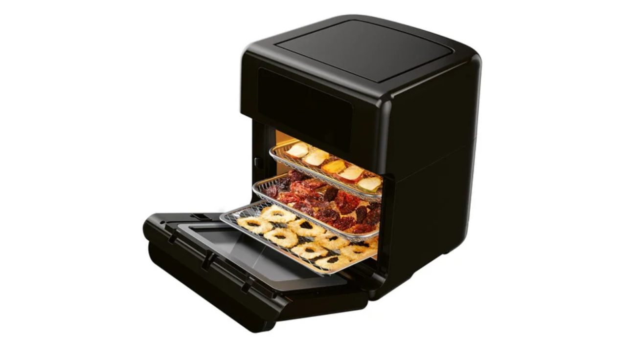 Novo eletrodoméstico a ar quente com bandejas internas exibindo frutas desidratadas, mostrando o aparelho aberto e em funcionamento