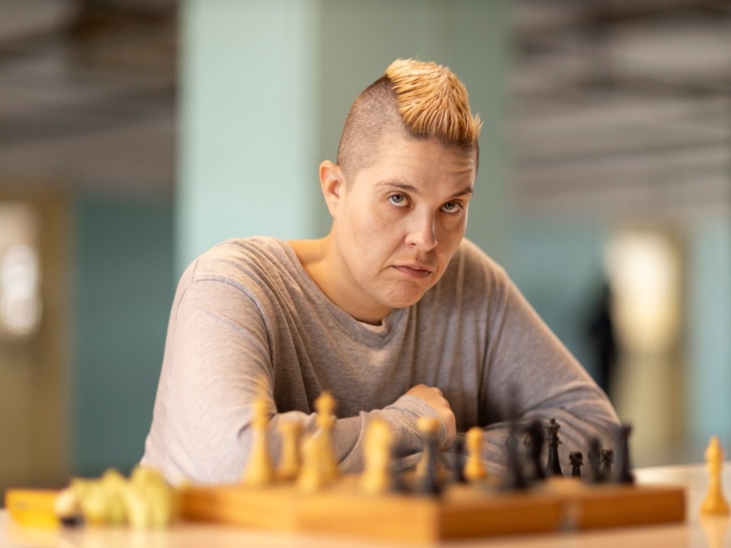 Atriz que vive Sandrão em Tremembé choca ao surgir sem caracteriz