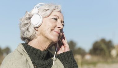 Ouvir música pode reduzir risco de demência aos 70 anos, diz estudo