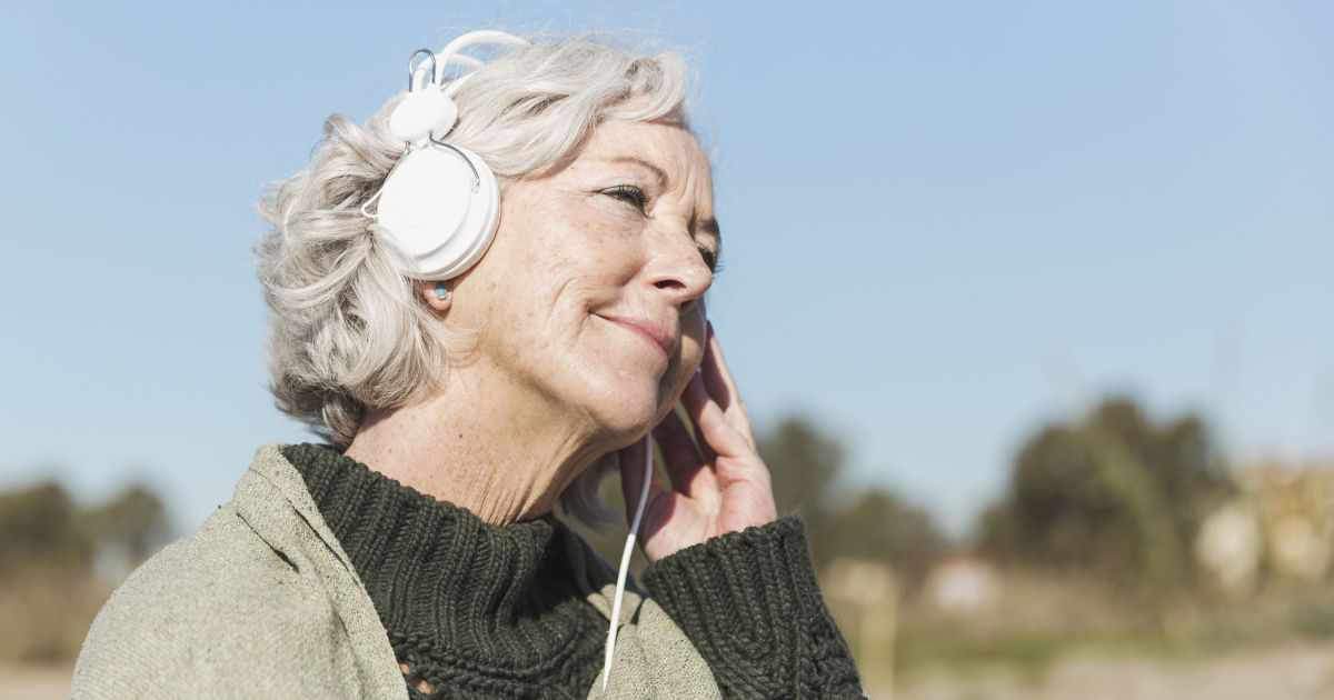 Ouvir música pode reduzir risco de demência aos 70 anos, diz estudo