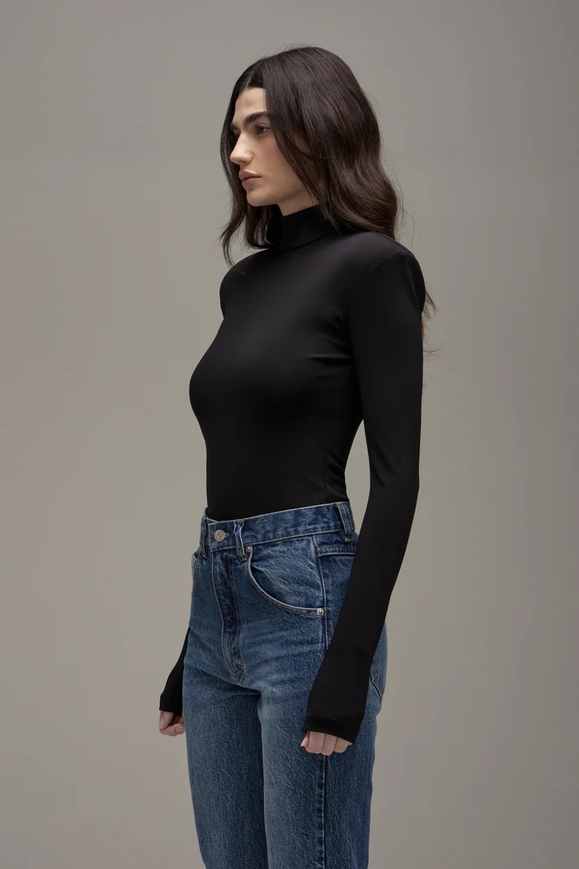 Blusa com ombreiras estruturadas custa R$ 890,00 — Foto: Divulgação Mondepars