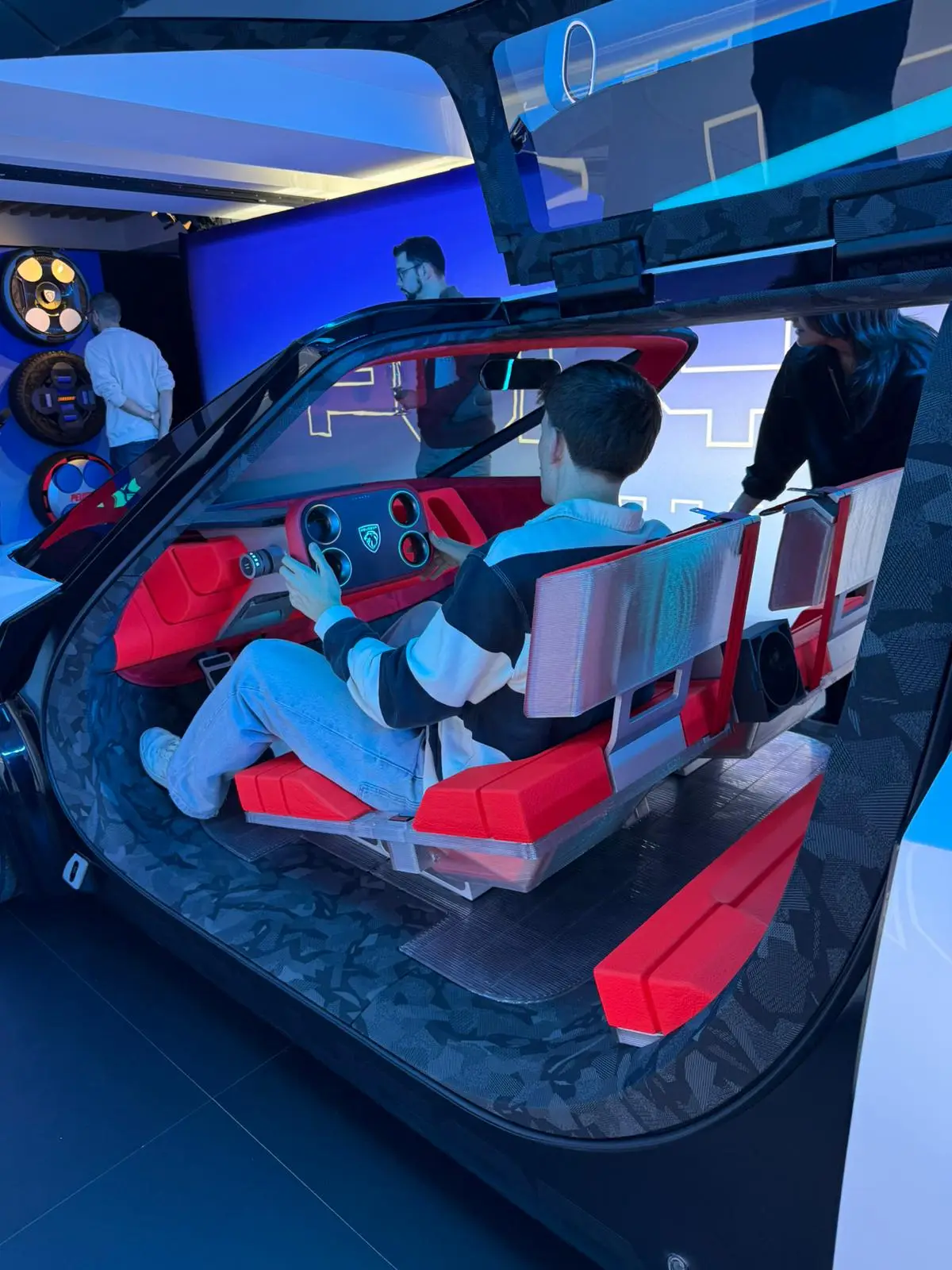 Peugeot Polygon Concept é o novo estudo de design que revela o futuro da marca! 16 Peugeot Polygon Concept é o novo estudo de design que revela o futuro da marca! 16