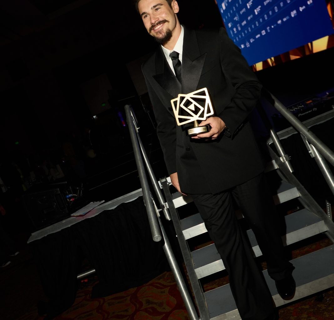 Nicolas Prattes fala da emoção de receber prêmio internacional por atuação em 'Mania de você': 'Rudá me exigiu muito'