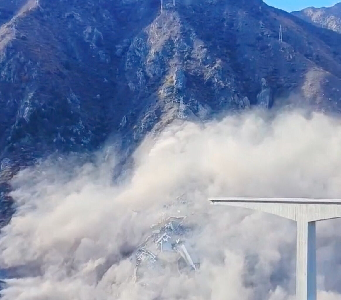 Vídeo mostra colapso de recém-inaugurada ponte na China