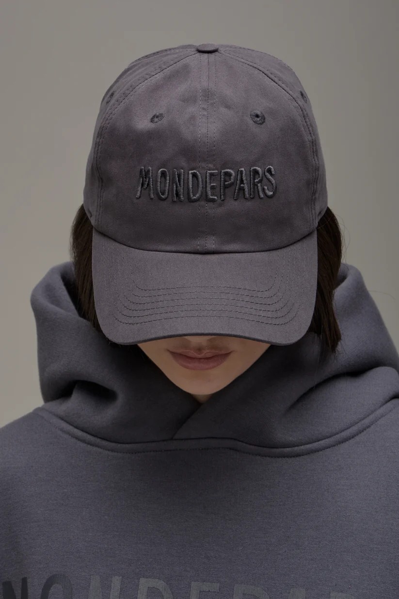 Boné com modelagem de dad hat e ajuste personalizado nas costas custa R$ 230,00 — Foto: Divulgação Mondepars