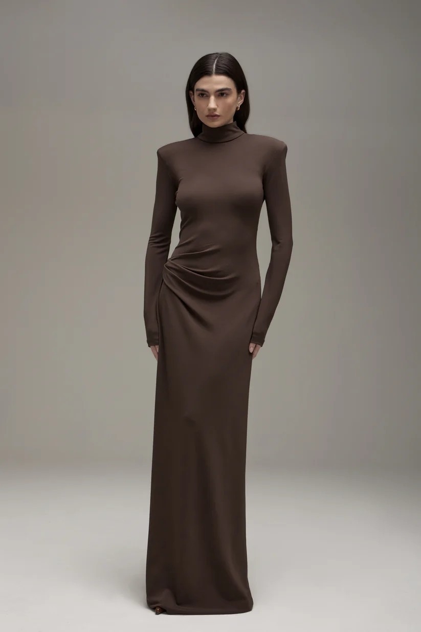 Vestido confeccionado em tecido de jersey, com toque creponado, custa R$ 2.690,00 — Foto: Divulgação Mondepars