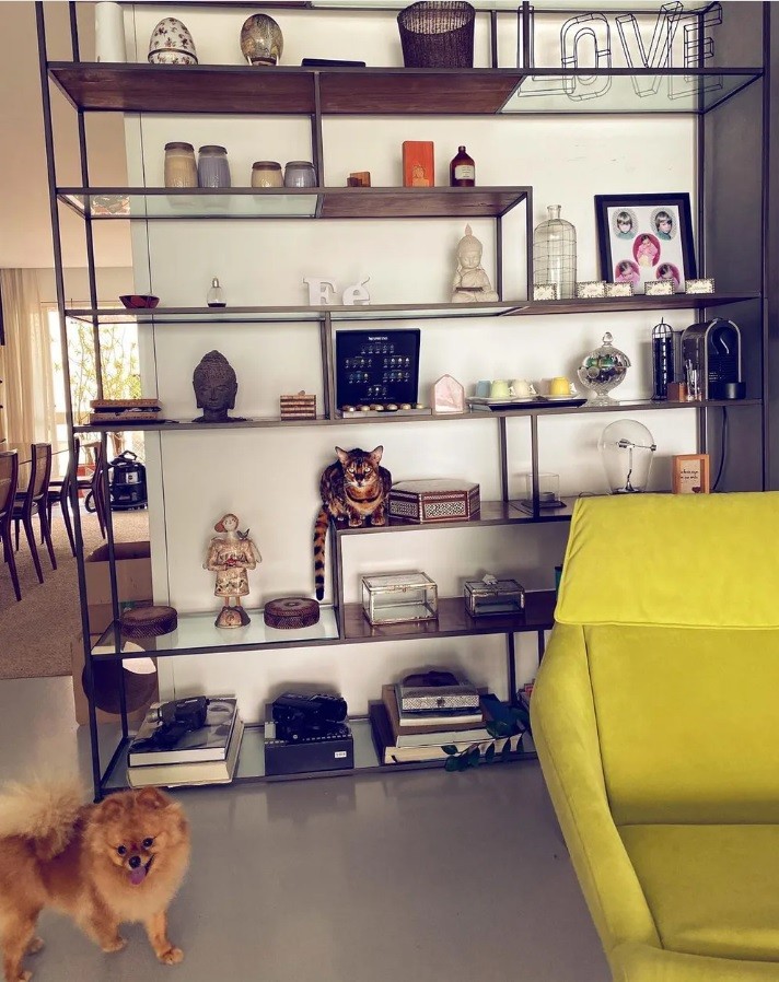 Detalhe da sala de estar da casa de Grazi Massafera — Foto: Reprodução/Instagram