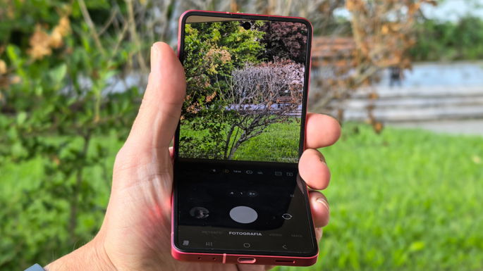 Samsung Galaxy Z Flip7 com fundo relavado